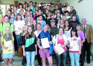 85 Schüler wurden für ihre Teilnahme am Freiwilligen Sozialen Schuljahr mit einem Zeugnis und einer Urkunde belohnt. Foto: thi